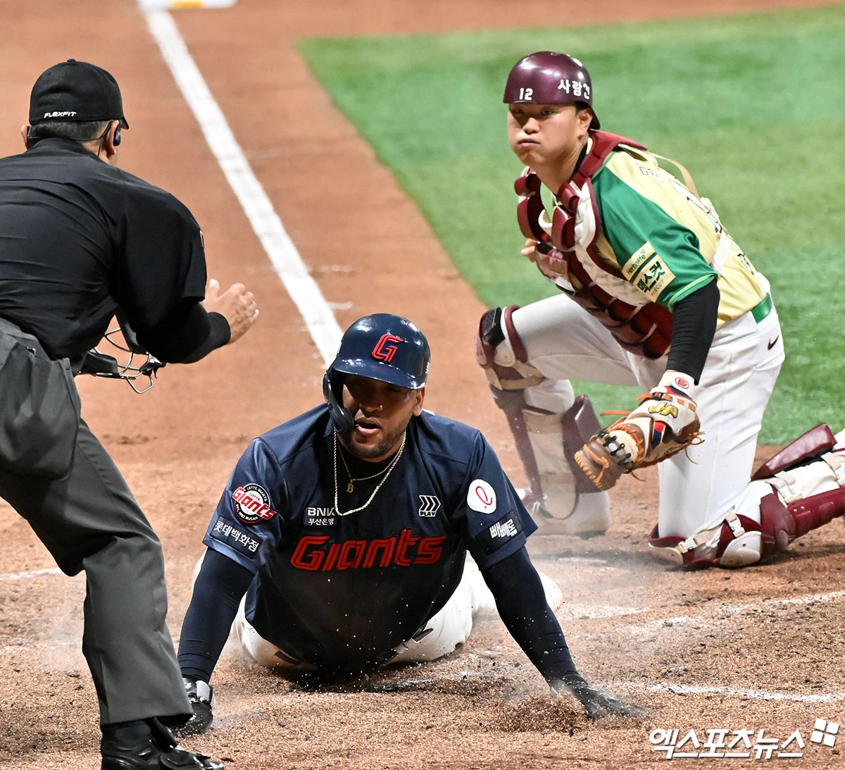 롯데 자이언츠 외국인 타자 빅터 레이예스(가운데)가 11일 서울 고척스카이돔에서 열린 2026 신한 SOL KBO리그 키움 히어로즈와의 팀 간 2차전에서 연장 10회초 결승 득점을 기록했다. 사진 김한준 기자