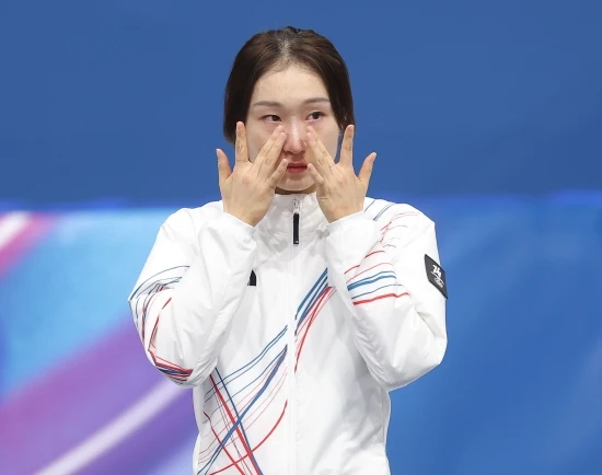 최민정은 11일 서울 양천구 목동아이스링크에서 열린 2026-2027 쇼트트랙 국가대표 2차 선발대회 여자 1,500ｍ와 여자 500ｍ에서 모두 1위에 오르며 남은 종목 결과와 관계없이 국가대표 선발전 종합 순위 1위를 확정했다. 이로써 최민정은 국가대표 은퇴 시즌으로 정한 2026-2027시즌에 태극마크를 달고 마지막 국제무대에 서게 됐다. 최민정은 지난 9일 1차 선발전을 마친 뒤 2026-2027시즌을 끝으로 국가대표 활동을 마무리하겠다고 밝힌 바 있다. 연합뉴스