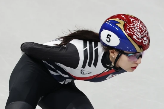 최민정은 11일 서울 양천구 목동아이스링크에서 열린 2026-2027 쇼트트랙 국가대표 2차 선발대회 여자 1,500ｍ와 여자 500ｍ에서 모두 1위에 오르며 남은 종목 결과와 관계없이 국가대표 선발전 종합 순위 1위를 확정했다. 이로써 최민정은 국가대표 은퇴 시즌으로 정한 2026-2027시즌에 태극마크를 달고 마지막 국제무대에 서게 됐다. 최민정은 지난 9일 1차 선발전을 마친 뒤 2026-2027시즌을 끝으로 국가대표 활동을 마무리하겠다고 밝힌 바 있다. 연합뉴스