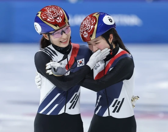 최민정은 11일 서울 양천구 목동아이스링크에서 열린 2026-2027 쇼트트랙 국가대표 2차 선발대회 여자 1,500ｍ와 여자 500ｍ에서 모두 1위에 오르며 남은 종목 결과와 관계없이 국가대표 선발전 종합 순위 1위를 확정했다. 이로써 최민정은 국가대표 은퇴 시즌으로 정한 2026-2027시즌에 태극마크를 달고 마지막 국제무대에 서게 됐다. 최민정은 지난 9일 1차 선발전을 마친 뒤 2026-2027시즌을 끝으로 국가대표 활동을 마무리하겠다고 밝힌 바 있다. 연합뉴스