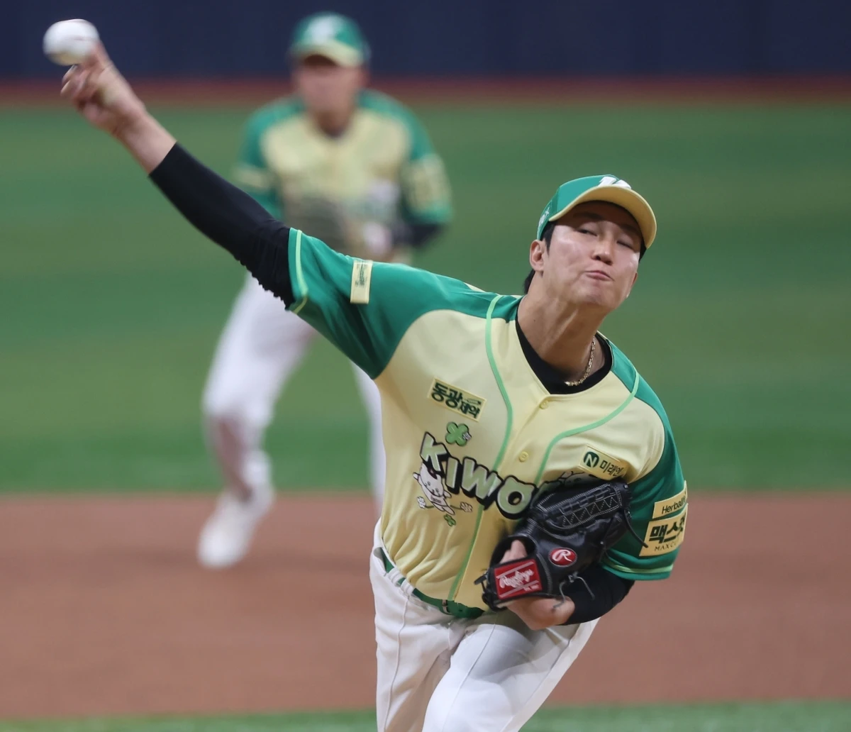 안우진은 12일 서울 고척 스카이돔에서 열리는 롯데 자이언츠와 2026 신한 SOL Bank KBO 리그 정규시즌 홈경기에서 선발투수로 나섰다. 이날 경기는 안우진의 부상 복귀전이다. 그는 지난 2023년 8월 31일 인천 SSG 랜더스전 이후 무려 955일 만에 1군 마운드를 밟았다. 첫 타자 황성빈을 상대로 안우진은 초구 157km/h 패스트볼 스트라이크, 다음 공 159km/h 낮은 볼을 던졌다. 4구째 무려 160km/h가 찍혔다. 황성빈을 땅볼로 잡아낸 그는 다음 타자 빅터 레이예스를 3구 삼진으로 처리했다. 이후 노진혁에 볼넷, 한동희에 안타를 맞았으나 전준우를 땅볼 처리하면서 1이닝 무실점으로 재활 등판을 마쳤다. 연합뉴스