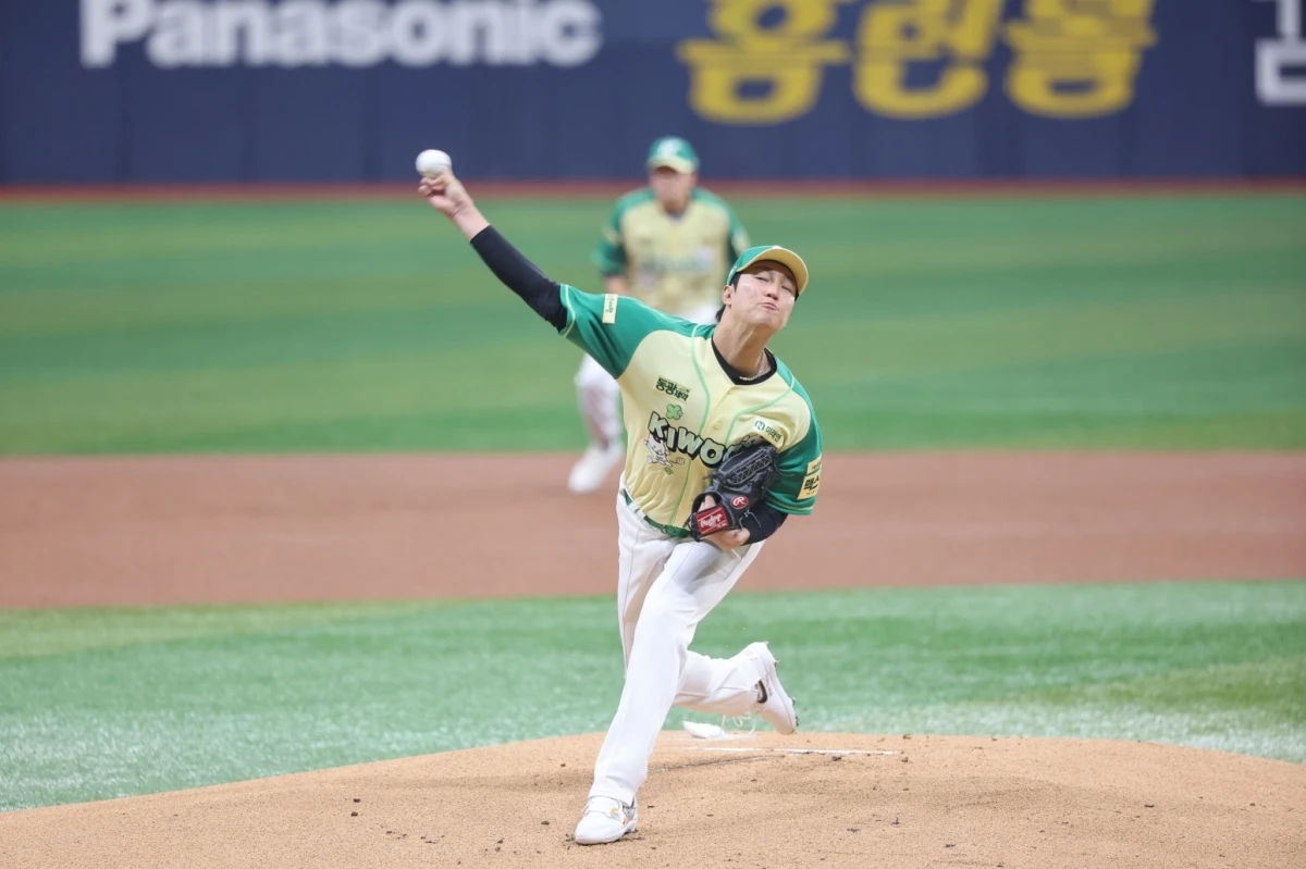 안우진은 12일 서울 고척 스카이돔에서 열리는 롯데 자이언츠와 2026 신한 SOL Bank KBO 리그 정규시즌 홈경기에서 선발투수로 나섰다. 이날 경기는 안우진의 부상 복귀전이다. 그는 지난 2023년 8월 31일 인천 SSG 랜더스전 이후 무려 955일 만에 1군 마운드를 밟았다. 첫 타자 황성빈을 상대로 안우진은 초구 157km/h 패스트볼 스트라이크, 다음 공 159km/h 낮은 볼을 던졌다. 4구째 무려 160km/h가 찍혔다. 황성빈을 땅볼로 잡아낸 그는 다음 타자 빅터 레이예스를 3구 삼진으로 처리했다. 이후 노진혁에 볼넷, 한동희에 안타를 맞았으나 전준우를 땅볼 처리하면서 1이닝 무실점으로 재활 등판을 마쳤다. 연합뉴스