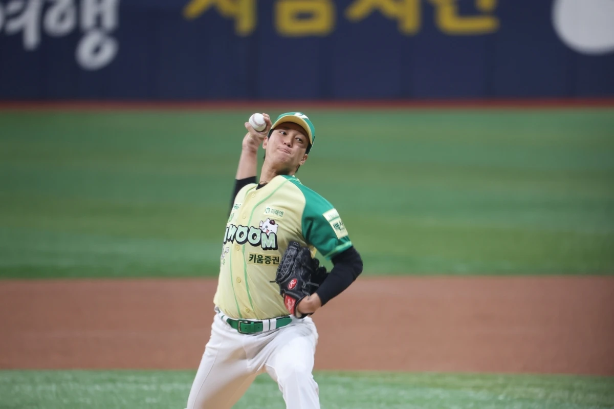 안우진은 12일 서울 고척 스카이돔에서 열리는 롯데 자이언츠와 2026 신한 SOL Bank KBO 리그 정규시즌 홈경기에서 선발투수로 나섰다. 이날 경기는 안우진의 부상 복귀전이다. 그는 지난 2023년 8월 31일 인천 SSG 랜더스전 이후 무려 955일 만에 1군 마운드를 밟았다. 첫 타자 황성빈을 상대로 안우진은 초구 157km/h 패스트볼 스트라이크, 다음 공 159km/h 낮은 볼을 던졌다. 4구째 무려 160km/h가 찍혔다. 황성빈을 땅볼로 잡아낸 그는 다음 타자 빅터 레이예스를 3구 삼진으로 처리했다. 이후 노진혁에 볼넷, 한동희에 안타를 맞았으나 전준우를 땅볼 처리하면서 1이닝 무실점으로 재활 등판을 마쳤다. 연합뉴스