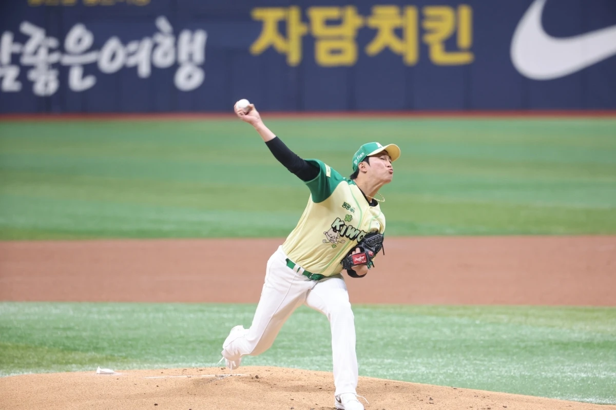 안우진은 12일 서울 고척 스카이돔에서 열리는 롯데 자이언츠와 2026 신한 SOL Bank KBO 리그 정규시즌 홈경기에서 선발투수로 나섰다. 이날 경기는 안우진의 부상 복귀전이다. 그는 지난 2023년 8월 31일 인천 SSG 랜더스전 이후 무려 955일 만에 1군 마운드를 밟았다. 첫 타자 황성빈을 상대로 안우진은 초구 157km/h 패스트볼 스트라이크, 다음 공 159km/h 낮은 볼을 던졌다. 4구째 무려 160km/h가 찍혔다. 황성빈을 땅볼로 잡아낸 그는 다음 타자 빅터 레이예스를 3구 삼진으로 처리했다. 이후 노진혁에 볼넷, 한동희에 안타를 맞았으나 전준우를 땅볼 처리하면서 1이닝 무실점으로 재활 등판을 마쳤다. 연합뉴스