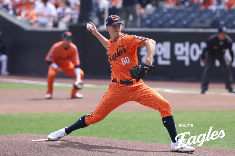 한화 이글스 외국인 투수 잭 쿠싱이 KBO리그 데뷔전을 치러 아쉬운 결과를 남겼다. 쿠싱은 12일 대전 한화생명볼파크에서 열린 2026 신한 SOL뱅크 KBO리그 KIA 타이거즈전에 선발 등판해 3이닝 4피안타 3탈삼진 1볼넷 3실점을 기록했다. 앞서 햄스트링 근육 파열 부상으로 이탈한 오웬 화이트의 6주 임시 대체자로 팀에 합류한 쿠싱은 KBO리그 데뷔전에 나섰다. 화이트는 총액 100만 달러(한화 약 15억원)에 한화와 계약했으나 개막하자마자 부상자 리스트에 이름을 올렸다. 한화는 미리 준비한 대체 외인 리스트 중 쿠싱을 뽑아 빠르게 합류시켰다. 한화 이글스