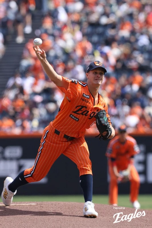 한화 이글스 외국인 투수 잭 쿠싱이 KBO리그 데뷔전을 치러 아쉬운 결과를 남겼다. 쿠싱은 12일 대전 한화생명볼파크에서 열린 2026 신한 SOL뱅크 KBO리그 KIA 타이거즈전에 선발 등판해 3이닝 4피안타 3탈삼진 1볼넷 3실점을 기록했다. 앞서 햄스트링 근육 파열 부상으로 이탈한 오웬 화이트의 6주 임시 대체자로 팀에 합류한 쿠싱은 KBO리그 데뷔전에 나섰다. 화이트는 총액 100만 달러(한화 약 15억원)에 한화와 계약했으나 개막하자마자 부상자 리스트에 이름을 올렸다. 한화는 미리 준비한 대체 외인 리스트 중 쿠싱을 뽑아 빠르게 합류시켰다. 한화 이글스