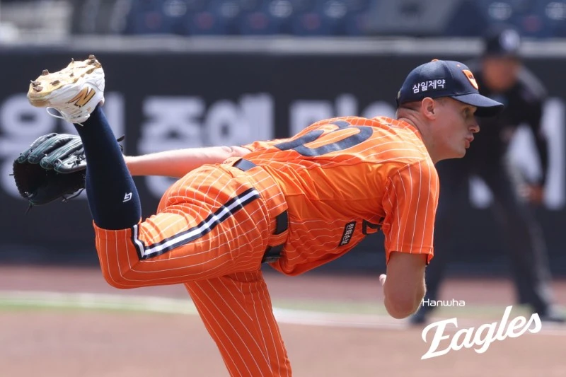 한화 이글스 외국인 투수 잭 쿠싱이 KBO리그 데뷔전을 치러 아쉬운 결과를 남겼다. 쿠싱은 12일 대전 한화생명볼파크에서 열린 2026 신한 SOL뱅크 KBO리그 KIA 타이거즈전에 선발 등판해 3이닝 4피안타 3탈삼진 1볼넷 3실점을 기록했다. 앞서 햄스트링 근육 파열 부상으로 이탈한 오웬 화이트의 6주 임시 대체자로 팀에 합류한 쿠싱은 KBO리그 데뷔전에 나섰다. 화이트는 총액 100만 달러(한화 약 15억원)에 한화와 계약했으나 개막하자마자 부상자 리스트에 이름을 올렸다. 한화는 미리 준비한 대체 외인 리스트 중 쿠싱을 뽑아 빠르게 합류시켰다. 한화 이글스