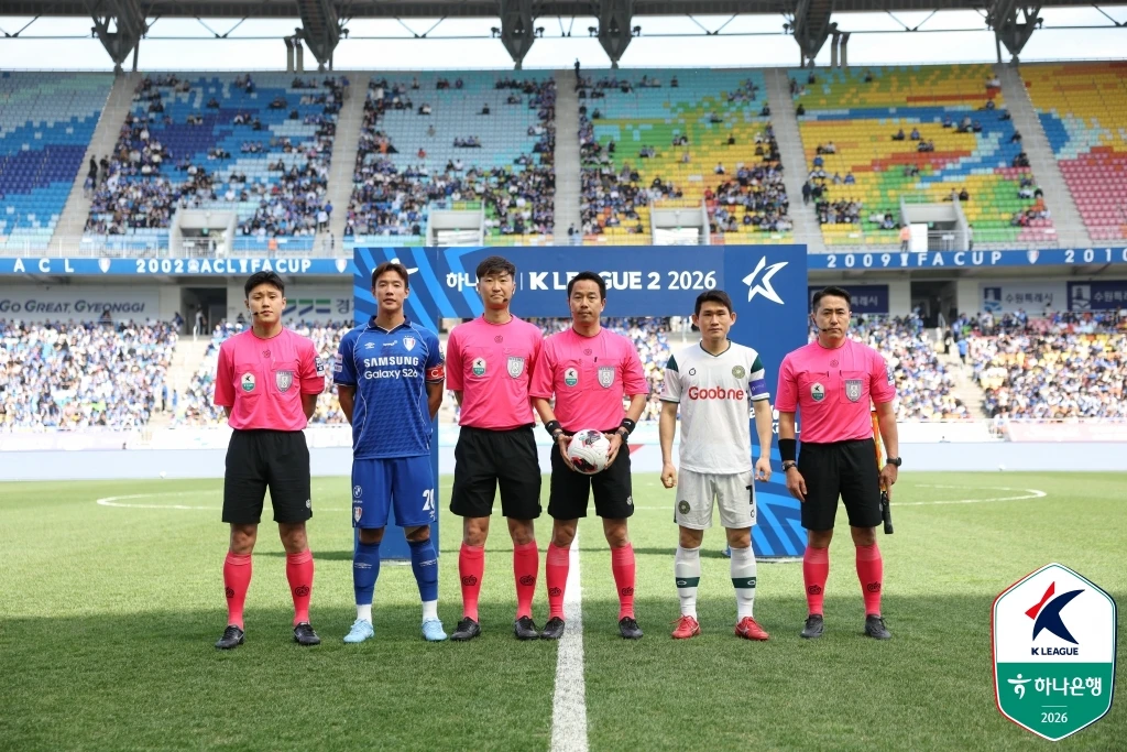 고정운 감독이 이끄는 김포FC는 12일 수원월드컵경기장에서 열린 수원삼성과의 '하나은행 K리그2 2026' 7라운드 원정 경기에서 후반 43분에 터진 이시헌의 결승골에 힘입어 1-0 승리를 거뒀다. 이날 승리로 김포는 4경기 만에 승리를 챙기며 승점을 11(3승2무1패로 늘려 6위로 올라섰다. 수원은 개막 후 처음으로 패배를 맛보며 승점 16(5승1무1패)과 2위 자리를 유지했다. 더불어 지난 2월 서울 이랜드와의 개막전(2-1) 이후 6경기 만에 실점을 허용했다. 한국프로축구연맹 제공