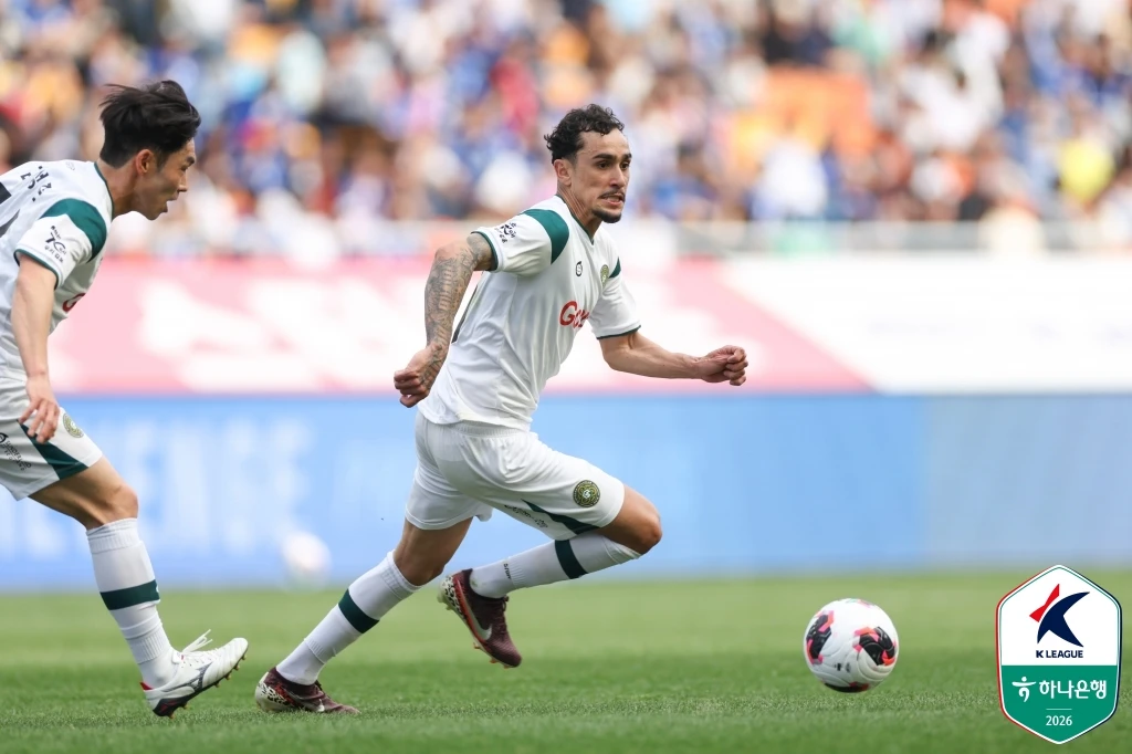 고정운 감독이 이끄는 김포FC는 12일 수원월드컵경기장에서 열린 수원삼성과의 '하나은행 K리그2 2026' 7라운드 원정 경기에서 후반 43분에 터진 이시헌의 결승골에 힘입어 1-0 승리를 거뒀다. 이날 승리로 김포는 4경기 만에 승리를 챙기며 승점을 11(3승2무1패로 늘려 6위로 올라섰다. 수원은 개막 후 처음으로 패배를 맛보며 승점 16(5승1무1패)과 2위 자리를 유지했다. 더불어 지난 2월 서울 이랜드와의 개막전(2-1) 이후 6경기 만에 실점을 허용했다. 한국프로축구연맹 제공