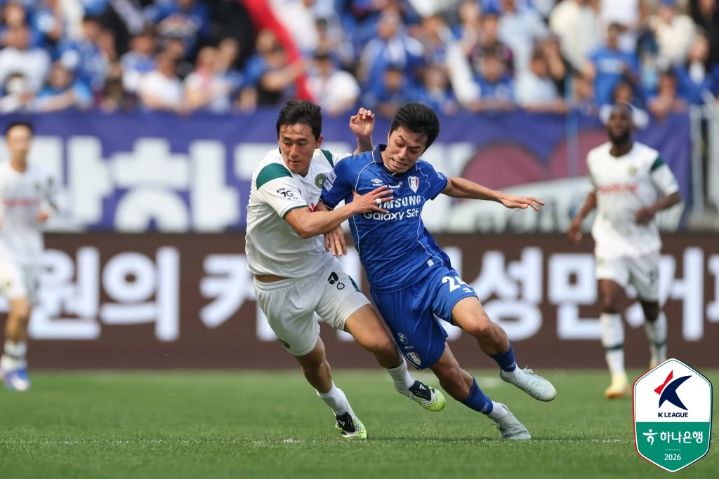 고정운 감독이 이끄는 김포FC는 12일 수원월드컵경기장에서 열린 수원삼성과의 '하나은행 K리그2 2026' 7라운드 원정 경기에서 후반 43분에 터진 이시헌의 결승골에 힘입어 1-0 승리를 거뒀다. 이날 승리로 김포는 4경기 만에 승리를 챙기며 승점을 11(3승2무1패로 늘려 6위로 올라섰다. 수원은 개막 후 처음으로 패배를 맛보며 승점 16(5승1무1패)과 2위 자리를 유지했다. 더불어 지난 2월 서울 이랜드와의 개막전(2-1) 이후 6경기 만에 실점을 허용했다. 한국프로축구연맹 제공