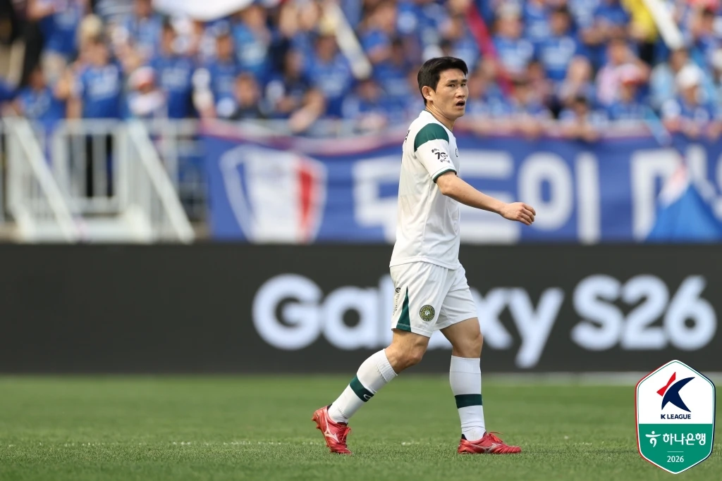 고정운 감독이 이끄는 김포FC는 12일 수원월드컵경기장에서 열린 수원삼성과의 '하나은행 K리그2 2026' 7라운드 원정 경기에서 후반 43분에 터진 이시헌의 결승골에 힘입어 1-0 승리를 거뒀다. 이날 승리로 김포는 4경기 만에 승리를 챙기며 승점을 11(3승2무1패로 늘려 6위로 올라섰다. 수원은 개막 후 처음으로 패배를 맛보며 승점 16(5승1무1패)과 2위 자리를 유지했다. 더불어 지난 2월 서울 이랜드와의 개막전(2-1) 이후 6경기 만에 실점을 허용했다. 한국프로축구연맹 제공