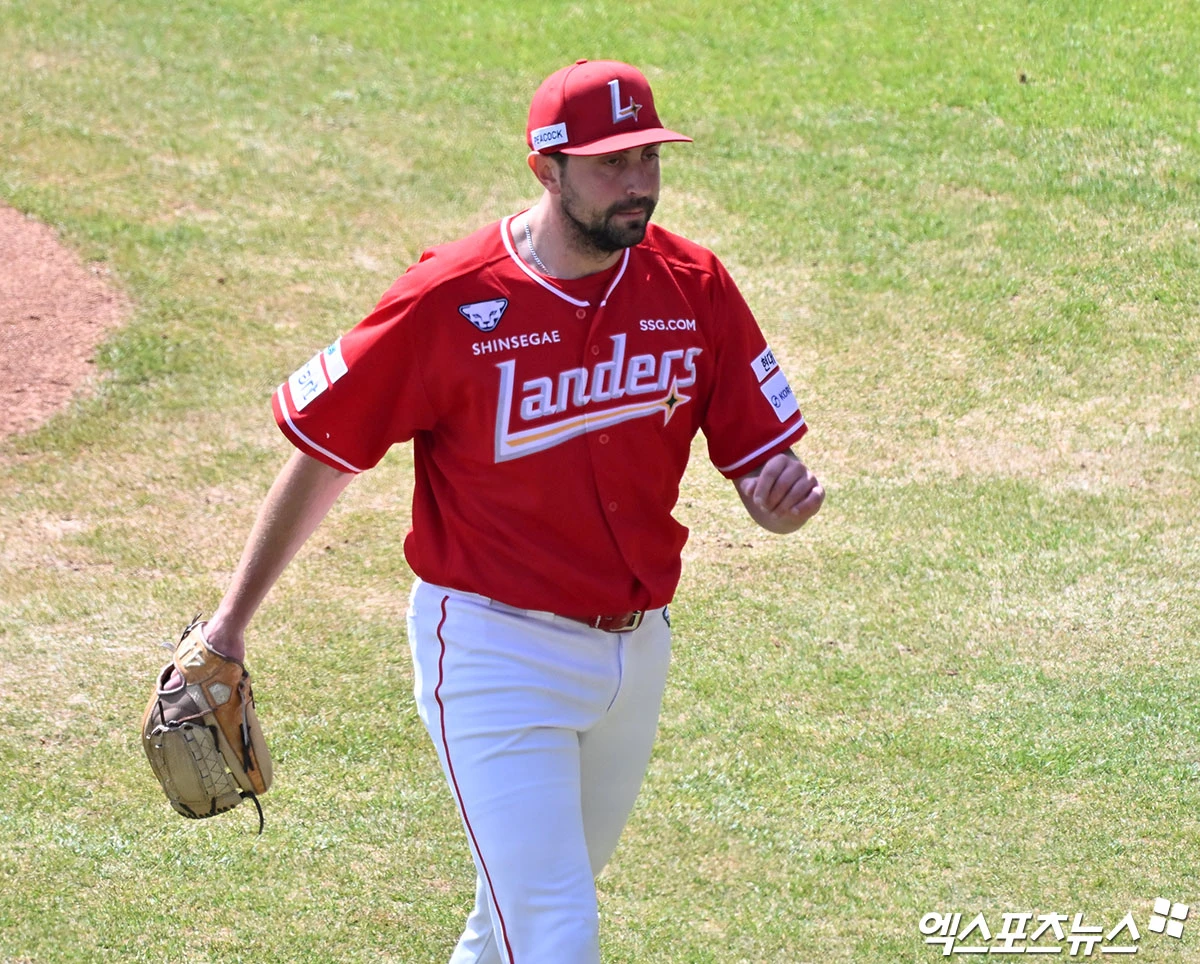 12일 오후 서울 송파구 잠실야구장에서 열린 '2026 신한 SOL Bank KBO리그' SSG 랜더스와 LG 트윈스의 경기, 1회말 수비를 마친 SSG 베니지아노가 더그아웃으로 향하고 있다. 잠실, 김한준 기자
