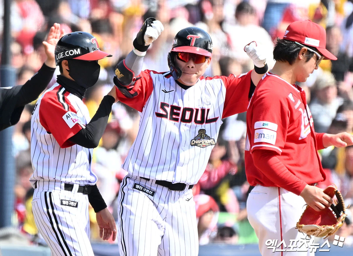 12일 오후 서울 송파구 잠실야구장에서 열린 '2026 신한 SOL Bank KBO리그' SSG 랜더스와 LG 트윈스의 경기, 3회말 1사 2루 LG 문성주가 1타점 2루타를 날린 후 3루까지 진루하고 있다. 잠실, 김한준 기자