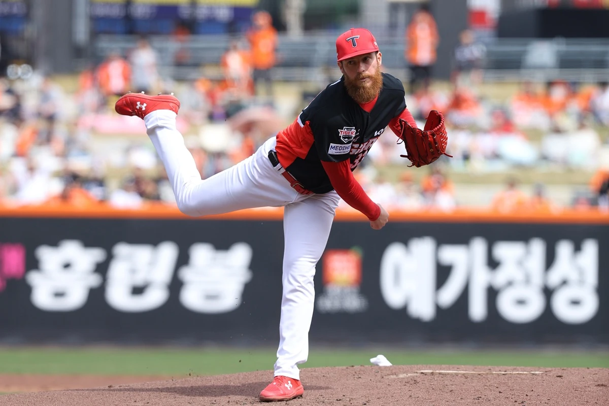 KIA 타이거즈가 포수 한준수의 4안타 1홈런 3타점 맹활약에 힘입어 4연승에 성공했다. 반면, 한화 이글스는 3실책 자멸 속에 충격적인 주말 시리즈 싹쓸이 패배를 당했다. KIA는 12일 대전 한화생명볼파크에서 2026 신한 SOL뱅크 KBO리그 한화전을 치러 9-3으로 승리했다. 4연승을 내달린 KIA는 시즌 6승7패를 기록하면서 3연패에 빠진 한화와 공동 6위로 올라섰다. KIA는 일주일 전만 해도 최하위까지 내려가며 시즌 극초반 위기에 몰렸으나 한화전 3연승을 기반 삼아 반등의 신호탄을 쐈다. KIA 타이거즈