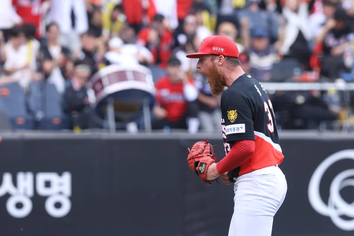 KIA 타이거즈가 포수 한준수의 4안타 1홈런 3타점 맹활약에 힘입어 4연승에 성공했다. 반면, 한화 이글스는 3실책 자멸 속에 충격적인 주말 시리즈 싹쓸이 패배를 당했다. KIA는 12일 대전 한화생명볼파크에서 2026 신한 SOL뱅크 KBO리그 한화전을 치러 9-3으로 승리했다. 4연승을 내달린 KIA는 시즌 6승7패를 기록하면서 3연패에 빠진 한화와 공동 6위로 올라섰다. KIA는 일주일 전만 해도 최하위까지 내려가며 시즌 극초반 위기에 몰렸으나 한화전 3연승을 기반 삼아 반등의 신호탄을 쐈다. KIA 타이거즈