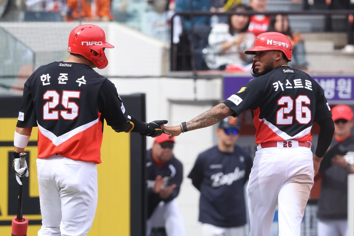 KIA 타이거즈가 포수 한준수의 4안타 1홈런 3타점 맹활약에 힘입어 4연승에 성공했다. 반면, 한화 이글스는 3실책 자멸 속에 충격적인 주말 시리즈 싹쓸이 패배를 당했다. KIA는 12일 대전 한화생명볼파크에서 2026 신한 SOL뱅크 KBO리그 한화전을 치러 9-3으로 승리했다. 4연승을 내달린 KIA는 시즌 6승7패를 기록하면서 3연패에 빠진 한화와 공동 6위로 올라섰다. KIA는 일주일 전만 해도 최하위까지 내려가며 시즌 극초반 위기에 몰렸으나 한화전 3연승을 기반 삼아 반등의 신호탄을 쐈다. KIA 타이거즈