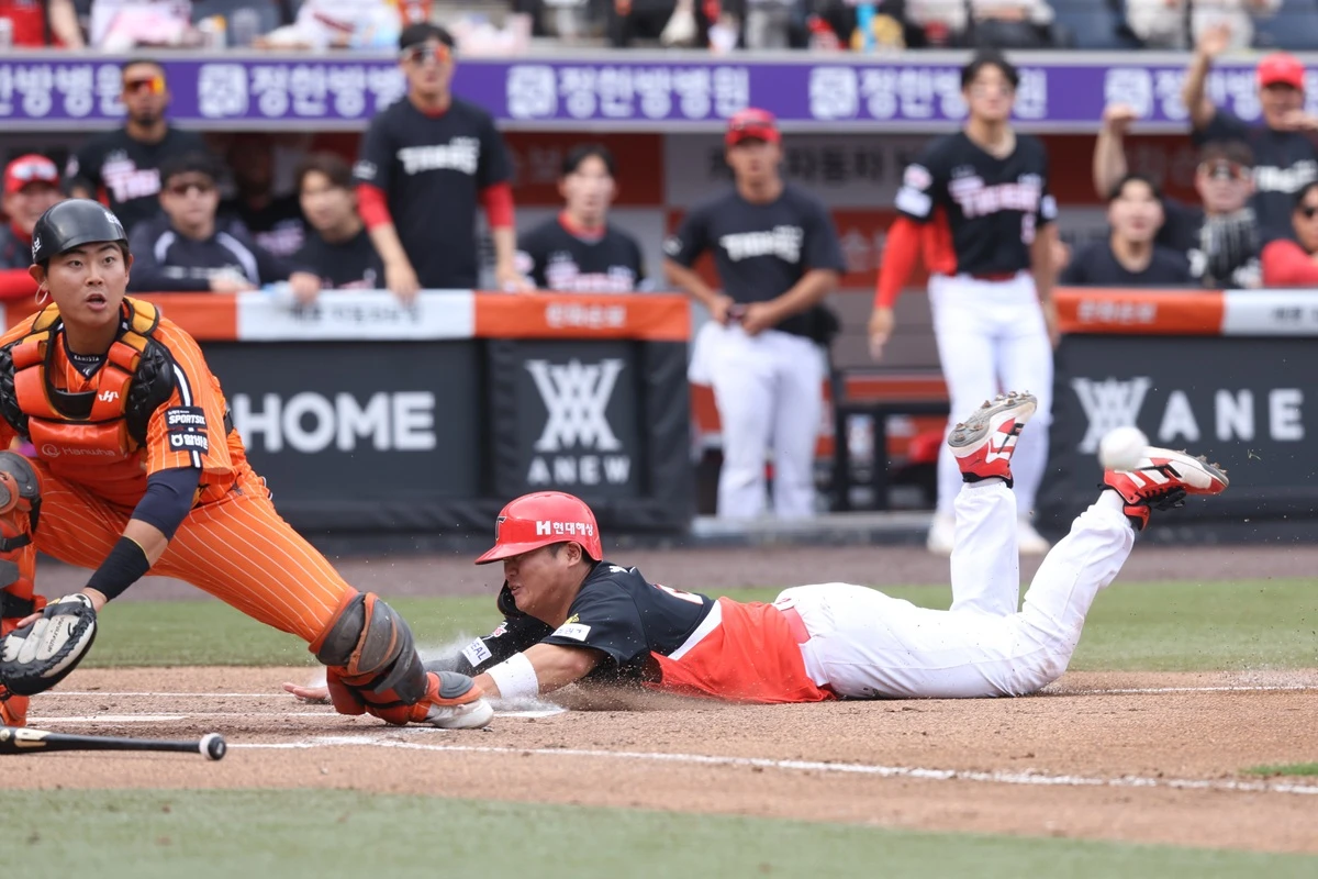 KIA 타이거즈가 포수 한준수의 4안타 1홈런 3타점 맹활약에 힘입어 4연승에 성공했다. 반면, 한화 이글스는 3실책 자멸 속에 충격적인 주말 시리즈 싹쓸이 패배를 당했다. KIA는 12일 대전 한화생명볼파크에서 2026 신한 SOL뱅크 KBO리그 한화전을 치러 9-3으로 승리했다. 4연승을 내달린 KIA는 시즌 6승7패를 기록하면서 3연패에 빠진 한화와 공동 6위로 올라섰다. KIA는 일주일 전만 해도 최하위까지 내려가며 시즌 극초반 위기에 몰렸으나 한화전 3연승을 기반 삼아 반등의 신호탄을 쐈다. KIA 타이거즈