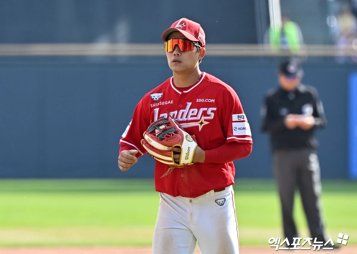 12일 오후 서울 송파구 잠실야구장에서 열린 '2026 신한 SOL Bank KBO리그' SSG 랜더스와 LG 트윈스의 경기, 5회말 1사 1,3루 SSG 석정우가 교체되고 있다. 잠실, 김한준 기자