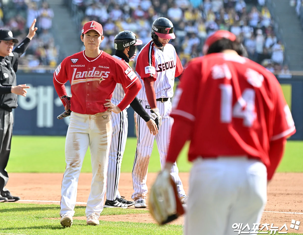 12일 오후 서울 송파구 잠실야구장에서 열린 '2026 신한 SOL Bank KBO리그' SSG 랜더스와 LG 트윈스의 경기, 5회말 1사 만루 LG 박동원의 내야땅볼때 SSG 박성한이 송구 실책을 하고 있다. 잠실, 김한준 기자