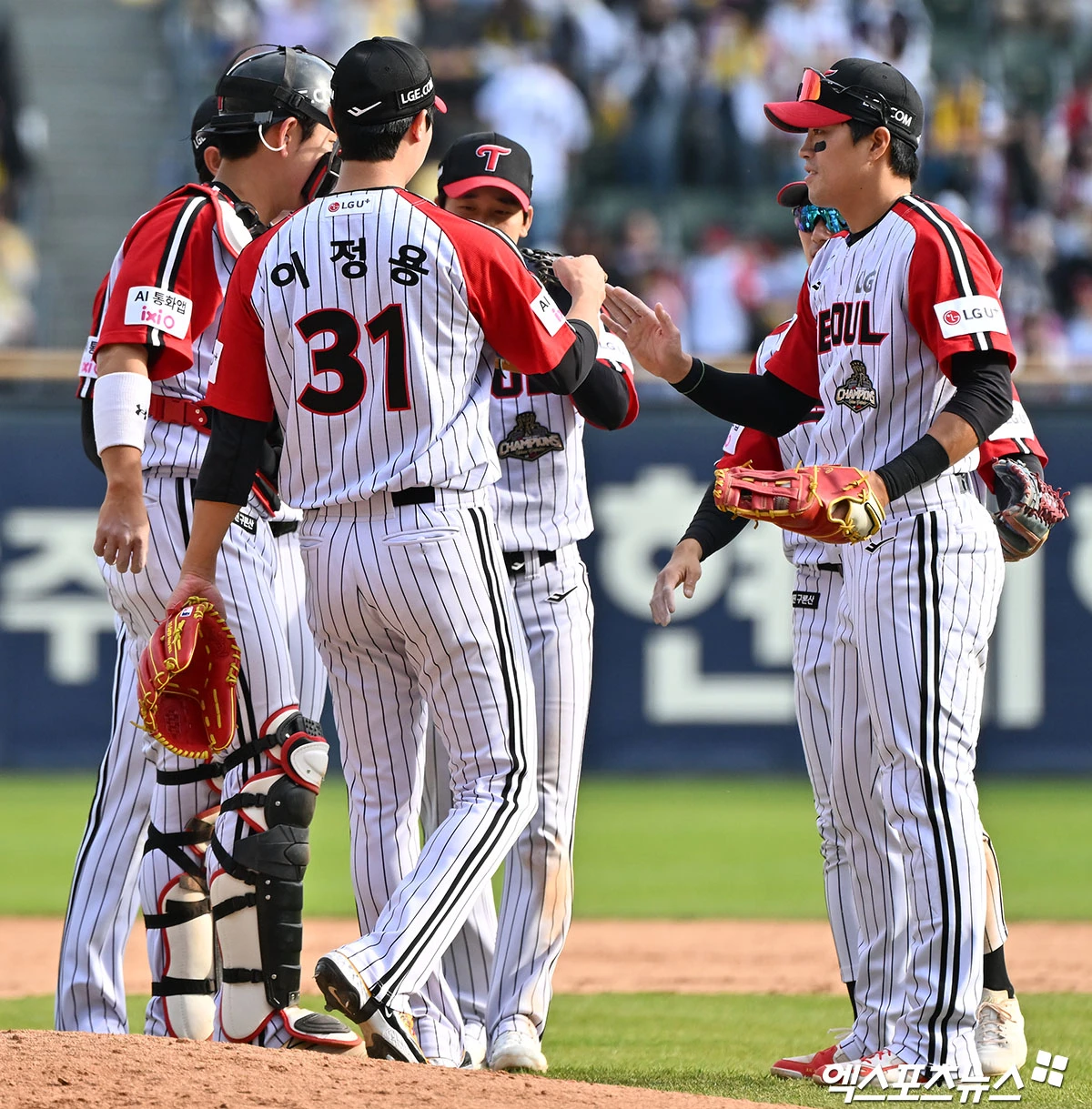 12일 오후 서울 송파구 잠실야구장에서 열린 '2026 신한 SOL Bank KBO리그' SSG 랜더스와 LG 트윈스의 경기, LG가 SSG에 9:1로 승리하며 7연승을 기록했다.  이날 경기에서 승리한 LG 선수들이 기뻐하고 있다. 잠실, 김한준 기자