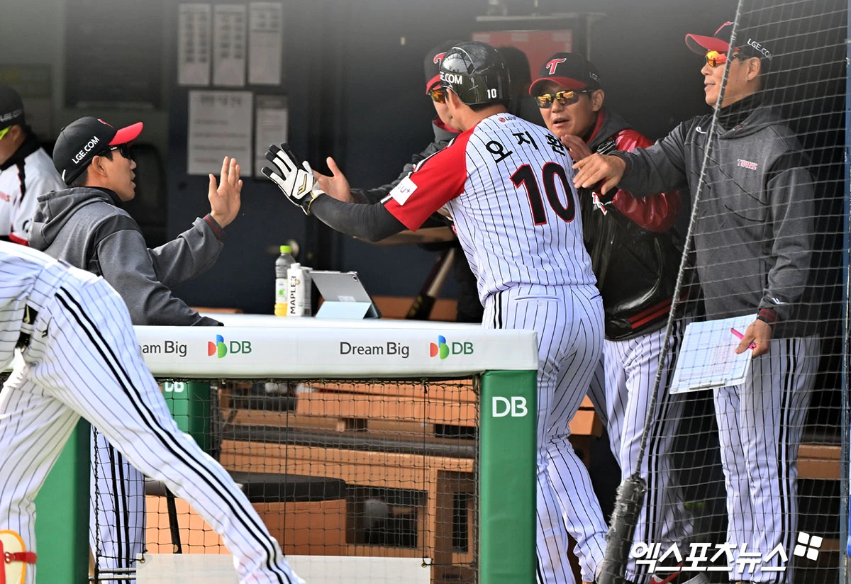 12일 오후 서울 송파구 잠실야구장에서 열린 '2026 신한 SOL Bank KBO리그' SSG 랜더스와 LG 트윈스의 경기, 5회말 1사 만루 LG 오지환이 박동원의 내야땅볼때 득점에 성공하고 있다. 잠실, 김한준 기자