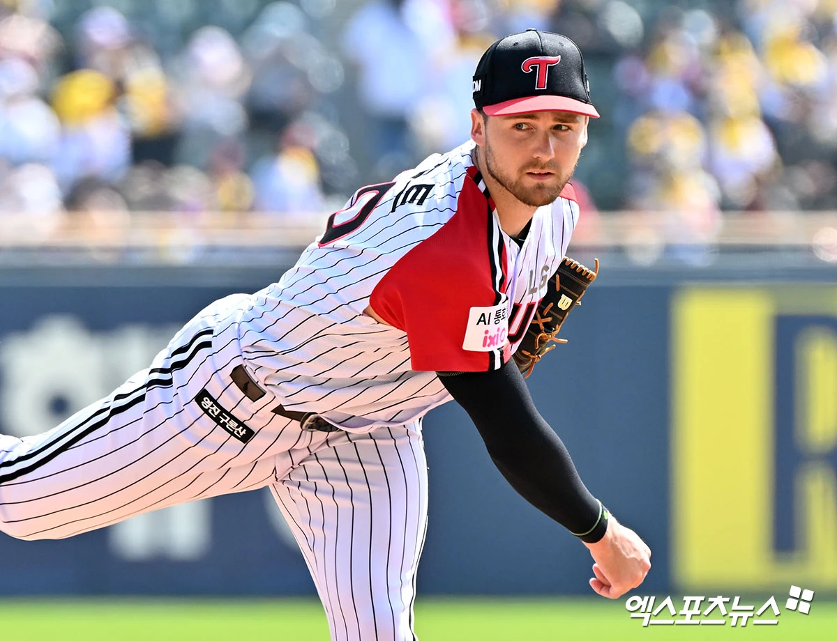 12일 오후 서울 송파구 잠실야구장에서 열린 '2026 신한 SOL Bank KBO리그' SSG 랜더스와 LG 트윈스의 경기, 1회초 LG 선발투수 톨허스트가 공을 힘차게 던지고 있다. 잠실, 김한준 기자
