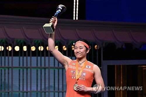 배드민턴 여자단식 세계 1위 안세영은 12일(한국시간) 중국 닝보의 올림픽스포츠센터 체육관에서 열린 2026 아시아배드민턴선수권대회 여자단식 결승전에서 중국의 왕즈이(세계 2위)를 게임스코어 2-1로 꺾고 우승을 차지했다. 아시아선수권대회 우승으로 안세영은 한국 최초로 배드민턴 단식 '그랜드슬램(올림픽, 세계선수권, 아시안게임, 아시아선수권)을 달성했다. 연합뉴스