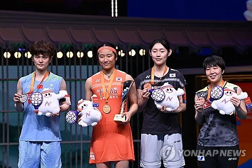 배드민턴 여자단식 세계 1위 안세영은 12일(한국시간) 중국 닝보의 올림픽스포츠센터 체육관에서 열린 2026 아시아배드민턴선수권대회 여자단식 결승전에서 중국의 왕즈이(세계 2위)를 게임스코어 2-1로 꺾고 우승을 차지했다. 아시아선수권대회 우승으로 안세영은 한국 최초로 배드민턴 단식 '그랜드슬램(올림픽, 세계선수권, 아시안게임, 아시아선수권)을 달성했다. 연합뉴스