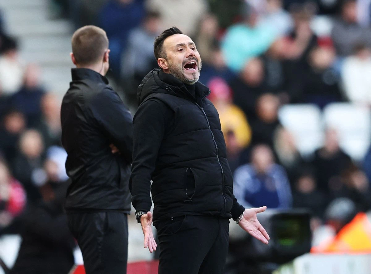 토트넘 홋스퍼는 12일(한국시간) 영국 선덜랜드에 위치한 스타디움 오브 라이트에서 열린 선덜랜드와의 2025-2026 잉글리시 프리미어리그 32라운드 원정 경기에서 0-1로 패했다. 경기에 앞서 토트넘은 무승 행진에서 탈출하기 위해 지난 1일 프랑스 명문 올랭피크 마르세유를 이끌던 이탈리아 출신 지도자 로베르토 데 제르비 감독을 선임했다. 그러나 데 제르비 감독 선임에도 토트넘은 선덜랜드전에서 패하며 14경기 무승(5무9패)을 기록해 강등권 탈출에 실패했다. 연합뉴스