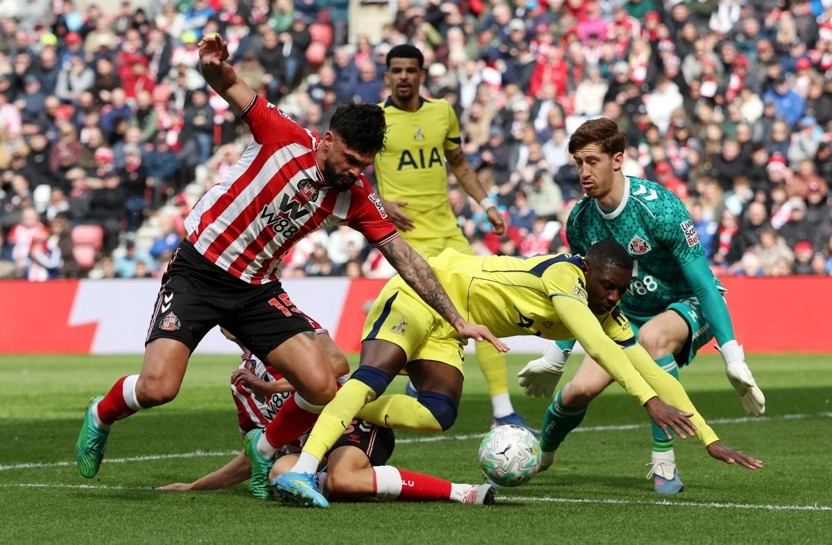 토트넘 홋스퍼는 12일(한국시간) 영국 선덜랜드에 위치한 스타디움 오브 라이트에서 열린 선덜랜드와의 2025-2026 잉글리시 프리미어리그 32라운드 원정 경기에서 0-1로 패했다. 경기에 앞서 토트넘은 무승 행진에서 탈출하기 위해 지난 1일 프랑스 명문 올랭피크 마르세유를 이끌던 이탈리아 출신 지도자 로베르토 데 제르비 감독을 선임했다. 그러나 데 제르비 감독 선임에도 토트넘은 선덜랜드전에서 패하며 14경기 무승(5무9패)을 기록해 강등권 탈출에 실패했다. 연합뉴스