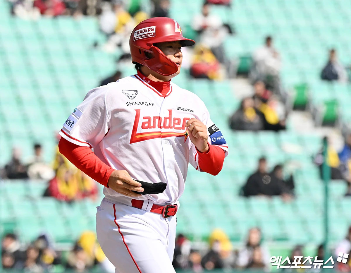 20일 오후 인천SSG랜더스필드에서 열린 '2026 신한 SOL Bank KBO리그' LG 트윈스와 SSG 랜더스의 시범경기, 5회말 1사 1,2루 SSG 김재환이 볼넷으로 출루하고 있다. 엑스포츠뉴스 DB