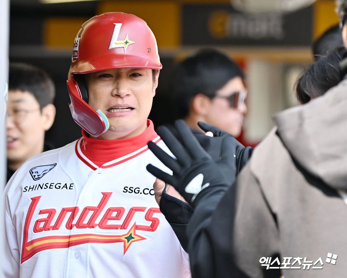 20일 오후 인천SSG랜더스필드에서 열린 '2026 신한 SOL Bank KBO리그' LG 트윈스와 SSG 랜더스의 시범경기, 4회말 1사 1루 SSG 김재환이 고명준의 투런 홈런때 득점에 성공하고 있다. 엑스포츠뉴스 DB