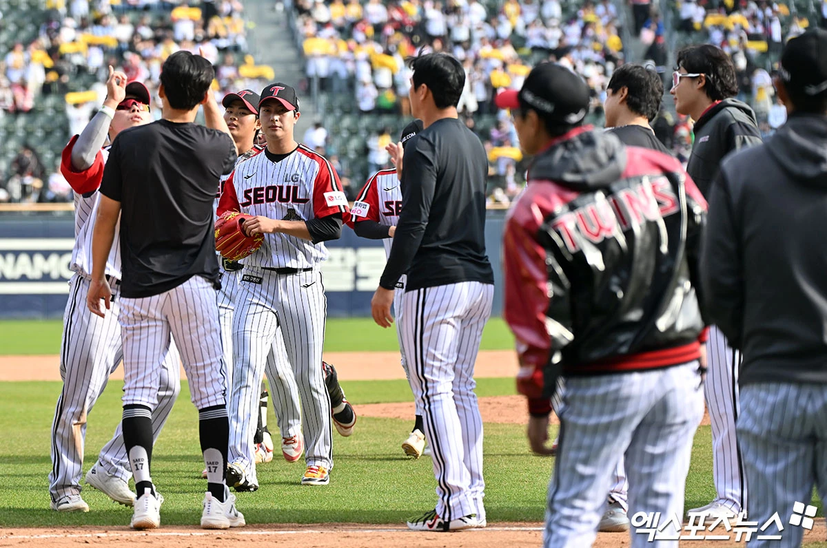 12일 오후 서울 송파구 잠실야구장에서 열린 '2026 신한 SOL Bank KBO리그' SSG 랜더스와 LG 트윈스의 경기, LG가 SSG에 9:1로 승리하며 7연승을 기록했다. 이날 경기에서 승리한 LG 선수들이 기뻐하고 있다. 잠실, 김한준 기자