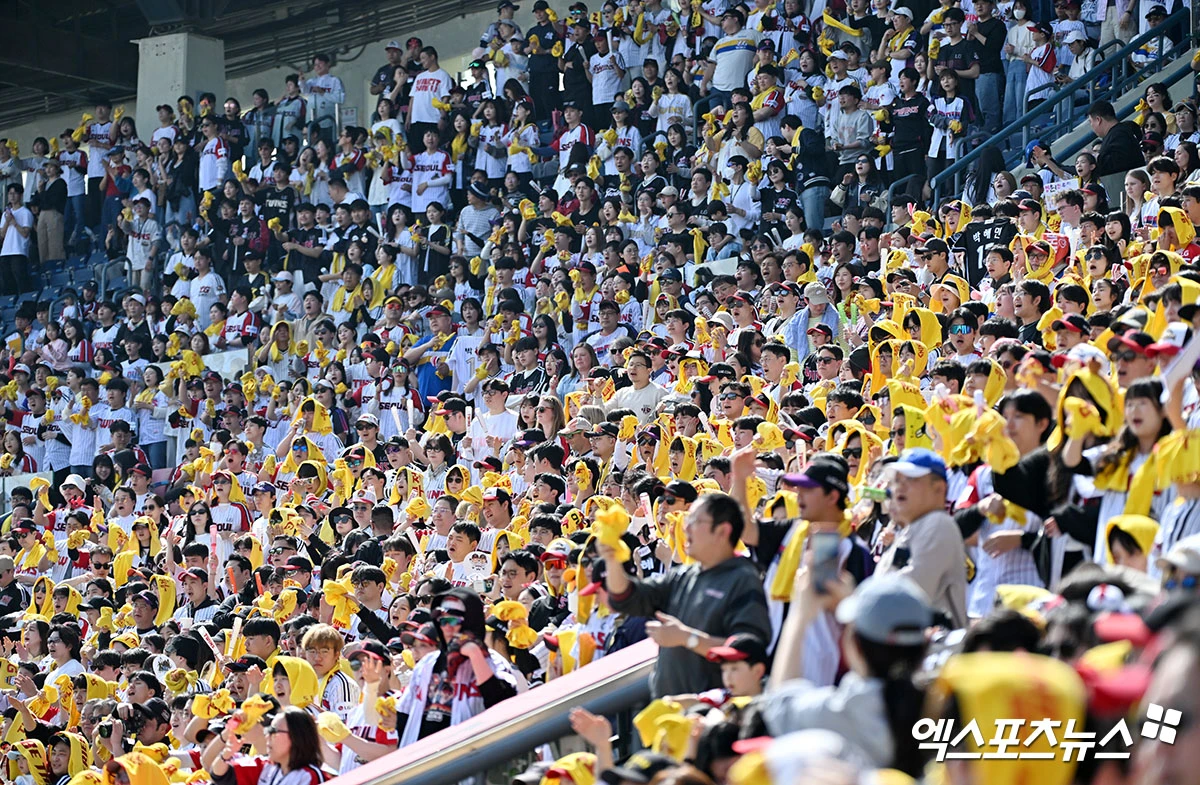 12일 오후 서울 송파구 잠실야구장에서 열린 '2026 신한 SOL Bank KBO리그' SSG 랜더스와 LG 트윈스의 경기, 경기장을 찾은 관중들이 열띤 응원을 선보이고 있다. 잠실, 김한준 기자