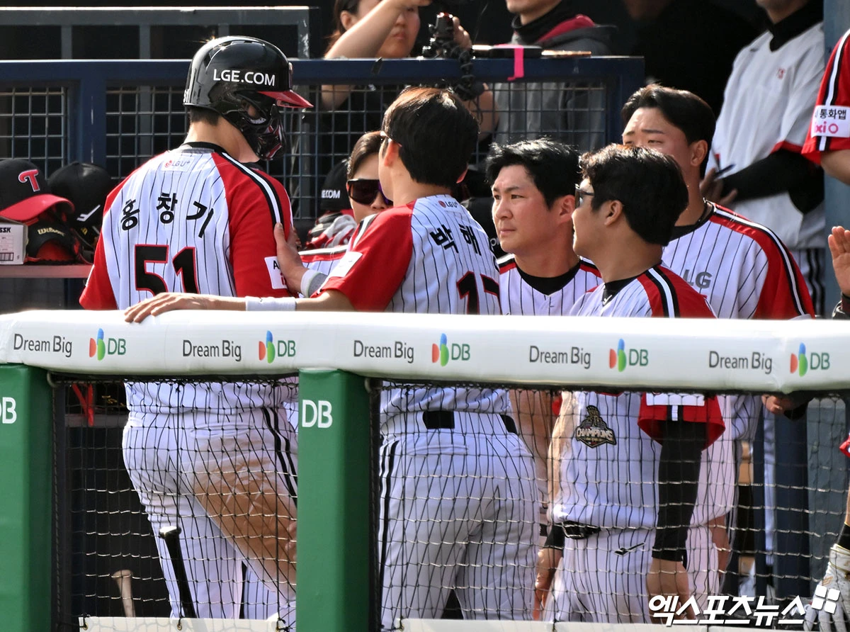 12일 오후 서울 송파구 잠실야구장에서 열린 '2026 신한 SOL Bank KBO리그' SSG 랜더스와 LG 트윈스의 경기, 5회말 1사 만루 LG 홍창기가 교체되고 있다. 잠실, 김한준 기자