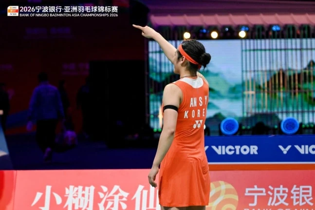 중국 팬들도 세계랭킹 1위 안세영(24·삼성생명)의 체력에 깜짝 놀랐다. 100분 동안 접전을 펼친 안세영과 중국의 여자 배드민턴 간판 왕즈이(세계랭킹 2위)의 경기 후 모습이 상반됐기 때문이다. 왕즈이는 경기가 끝난 직후 코트 위에 쓰러진 반면 안세영은 쌩쌩한 상태로 경기장을 돌며 승리를 축하했다. 사진 아시아배드민턴연맹