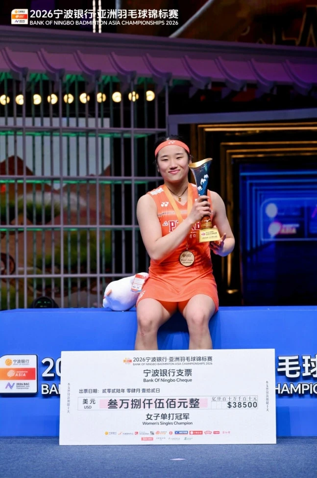 중국 팬들도 세계랭킹 1위 안세영(24·삼성생명)의 체력에 깜짝 놀랐다. 100분 동안 접전을 펼친 안세영과 중국의 여자 배드민턴 간판 왕즈이(세계랭킹 2위)의 경기 후 모습이 상반됐기 때문이다. 왕즈이는 경기가 끝난 직후 코트 위에 쓰러진 반면 안세영은 쌩쌩한 상태로 경기장을 돌며 승리를 축하했다. 사진 아시아배드민턴연맹