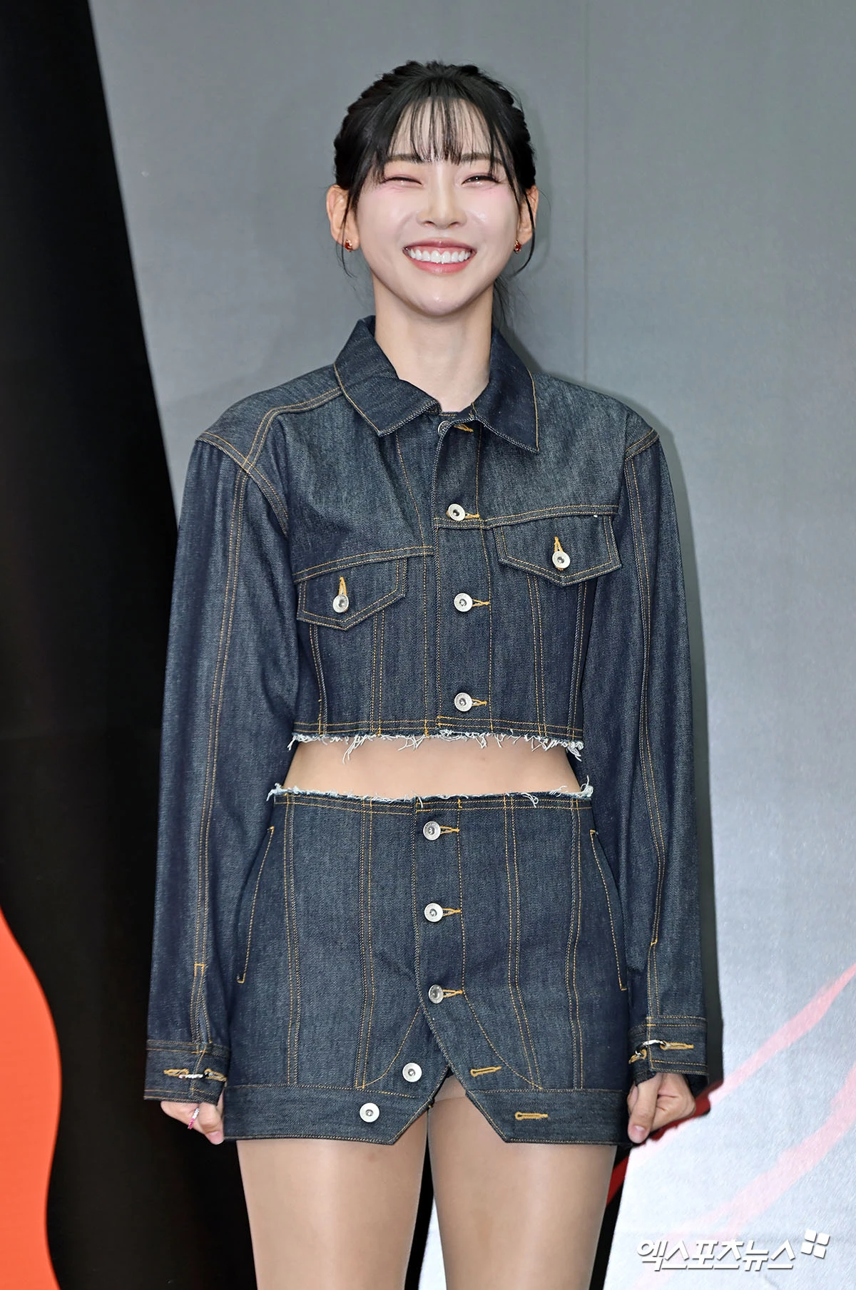 김민지가 포즈를 취하고 있다.