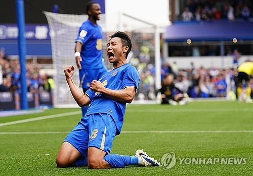중원 자원들의 줄부상으로 고민에 빠진 홍명보호가 한숨 돌렸다. 대한민국 축구 국가대표팀 핵심 미드필더 백승호(버밍엄 시티)가 시즌 첫 도움을 기록하며 오랜만에 공격 포인트를 추가했다. 백승호는 12일(한국시간) 영국 버밍엄의 세인트 앤드루스에서 열린 렉섬과의 2025-2026시즌 챔피언십(2부) 42라운드 홈 경기에서 후반 시작과 함께 교체 투입돼 1도움을 올리며 팀의 2-0 승리에 힘을 보탰다. 지난해 12월 2일 왓포드전 득점 이후 4개월 만에 맛본 공격 포인트이자 이번 시즌 기록한 첫 번째 어시스트였다. 또한 시즌 4골을 기록 중이던 백승호는 이번 도움으로 공격 포인트를 5개로 늘렸다. 연합뉴스