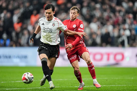 튀르키예에서 활약 중인 한국 축구 국가대표 공격수 오현규(베식타스)가 잉글리시 프리미어리그(PL) 명문 구단들의 레이더망에 포착됐다. 특히 '한국 축구 레전드' 박지성이 활약했던 맨체스터 유나이티드가 오현규를 주시하고 있는 구단 중 하나인 것으로 알려졌다. 과거 박지성이 7년간 헌신하며 국민 클럽이 됐던 맨유는 최근 기나긴 암흑기에서 벗어나 마이클 캐릭 임시 감독 체제에서 안정감을 찾으며 리그 3위를 질주 중이다. 다음 시즌 유럽축구연맹(UEFA) 챔피언스리그 진출이 유력한 맨유는 공격진의 깊이를 더해줄 확실한 자원을 찾고 있으며, 튀르키예에서 검증된 오현규를 적임자로 판단한 모양새다. GZT