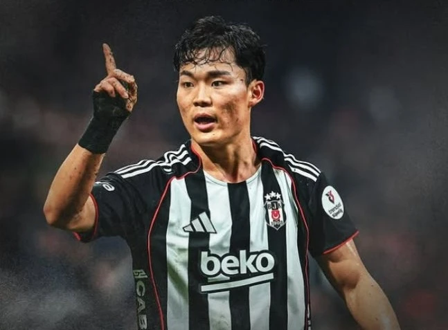 튀르키예에서 활약 중인 한국 축구 국가대표 공격수 오현규(베식타스)가 잉글리시 프리미어리그(PL) 명문 구단들의 레이더망에 포착됐다. 특히 '한국 축구 레전드' 박지성이 활약했던 맨체스터 유나이티드가 오현규를 주시하고 있는 구단 중 하나인 것으로 알려졌다. 과거 박지성이 7년간 헌신하며 국민 클럽이 됐던 맨유는 최근 기나긴 암흑기에서 벗어나 마이클 캐릭 임시 감독 체제에서 안정감을 찾으며 리그 3위를 질주 중이다. 다음 시즌 유럽축구연맹(UEFA) 챔피언스리그 진출이 유력한 맨유는 공격진의 깊이를 더해줄 확실한 자원을 찾고 있으며, 튀르키예에서 검증된 오현규를 적임자로 판단한 모양새다. 베식타스