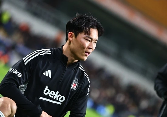 튀르키예에서 활약 중인 한국 축구 국가대표 공격수 오현규(베식타스)가 잉글리시 프리미어리그(PL) 명문 구단들의 레이더망에 포착됐다. 특히 '한국 축구 레전드' 박지성이 활약했던 맨체스터 유나이티드가 오현규를 주시하고 있는 구단 중 하나인 것으로 알려졌다. 과거 박지성이 7년간 헌신하며 국민 클럽이 됐던 맨유는 최근 기나긴 암흑기에서 벗어나 마이클 캐릭 임시 감독 체제에서 안정감을 찾으며 리그 3위를 질주 중이다. 다음 시즌 유럽축구연맹(UEFA) 챔피언스리그 진출이 유력한 맨유는 공격진의 깊이를 더해줄 확실한 자원을 찾고 있으며, 튀르키예에서 검증된 오현규를 적임자로 판단한 모양새다. 베식타스