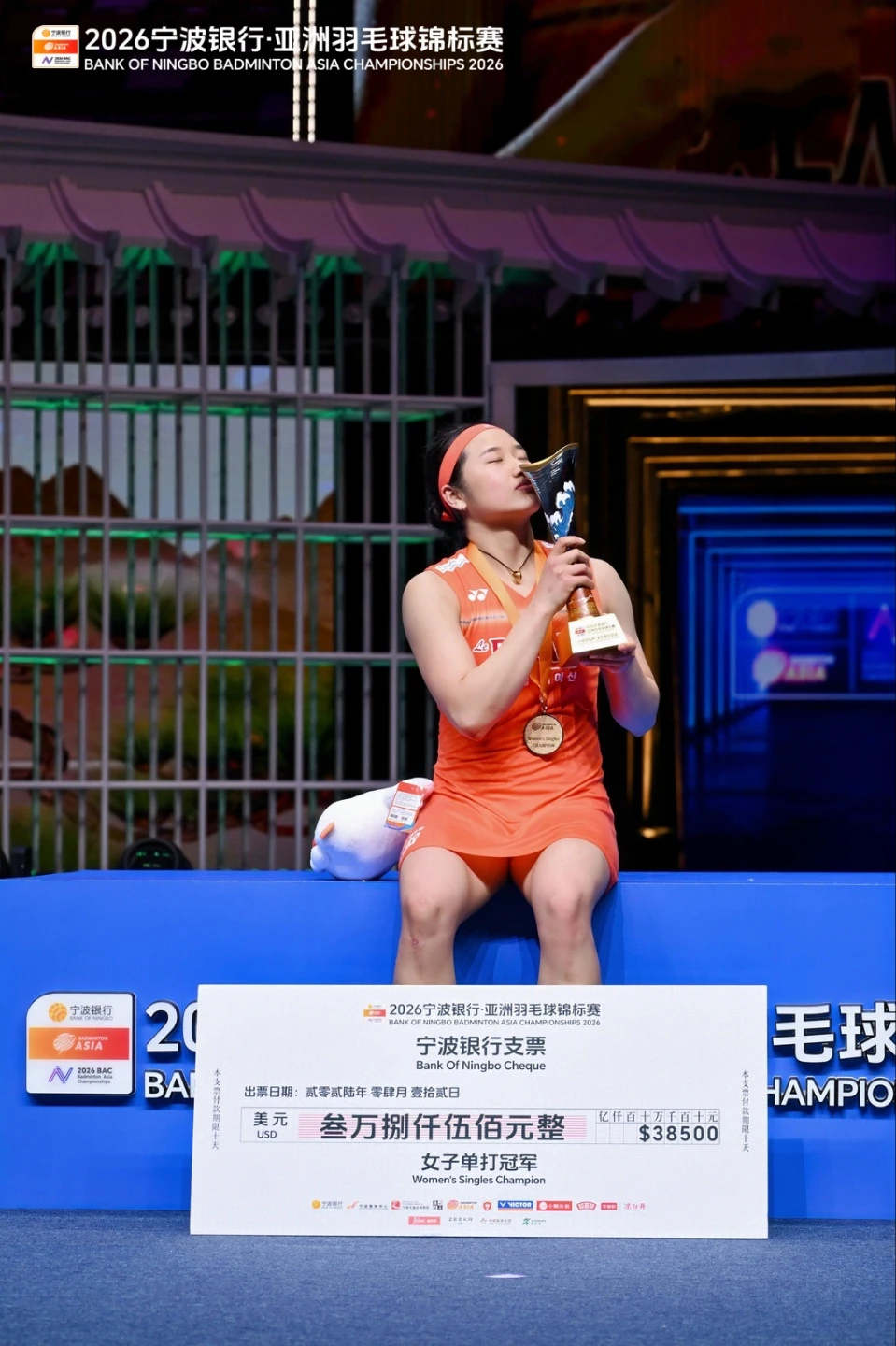 안세영은 지난 12일 중국 닝보 올림픽스포츠센터 체육관에서 열린 2026 아시아배드민턴선수권 여자단식 결승에서 숙적 왕즈이(중국·세계 2위)를 2-1로 꺾고 정상에 올랐다. 잡힐 듯 잡히지 않았던 '그랜드슬램'을 완성했다. 안세영은 지난 2023년 덴마크 코펜하겐 세계선수권대회에서 2016 리우 올림픽 금메달리스트 카롤리나 마린(스페인)을 물리치고 생애 첫 '월드 챔피언'이 됐다. 이어 같은 해 열린 항저우 아시안게임에서 여자단식 결승에서 천위페이(중국)을 누르고 역시 개인 첫 아시안게임 개인전 금메달을 따냈다. 이듬해 벌어진 2024년 파리 하계올림픽에서 허빙자오(중국)을 누르고 꿈에 그리던 올림픽 금메달까지 목에 걸었다. 안세영은 그랜드슬램에 해당되는 4개 메이저대회 중 비중이 가장 떨어지는 아시아선수권에선 번번히 우승을 이루지 못했으나 네 번째 도전인 이번 대회에서 시상대 맨 위에 올랐다. 대한배드민턴협회