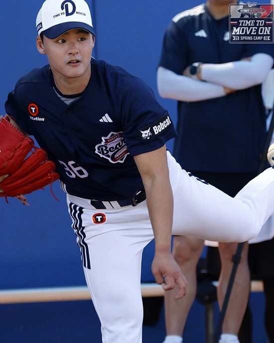 두산 베어스와 한화 이글스가 4월 14일 2026시즌 1호 트레이드를 단행했다. 한화와 두산은 베테랑 외야수 손아섭과 투수 이교훈을 맞트레이드를 단행했다. 두산은 한화에 현금 1억 5000만원을 더 지급한다. 손아섭은 지난달 개막 시리즈 1군 엔트리에 합류했지만 단 한 타석만 소화한 뒤 곧바로 2군으로 내려갔다. 손아섭은 퓨처스리그에서 3경기에 출전해 3안타 2볼넷 2득점을 기록한 뒤 두산 유니폼으로 갈아입었다. 이교훈은 올 시즌 개막 엔트리 승선에 실패한 뒤 퓨처스리그에서만 7경기에 등판해 1홀드 평균자책 2.70 2탈삼진 3볼넷을 마크했다. 두산은 베테랑 손아섭 합류로 클럽하우스 리더 역할을 기대한다. 한화는 최근 흔들리는 불펜진을 고려해 좌완 불펜 뎁스 강화 차원에서 손아섭을 내주고 이교훈을 데려왔다. 두산 베어스