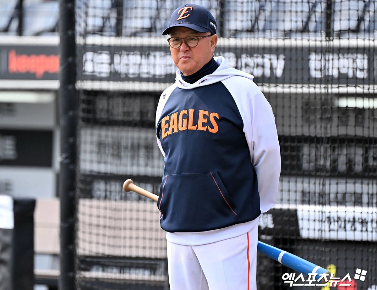 김경문 감독이 이끄는 한화 이글스는 14일 대전 한화생명 볼파크에서 2026 신한 SOL KBO리그 삼성 라이온즈와의 팀 간 1차전에 이원석(중견수)~요나단 페라자(우익수)~문현빈(좌익수)~강백호(지명타자)~채은성(1루수)~하주석(2루수)~이도윤(3루수)~최재훈(포수)~심우준(유격수)으로 이어지는 선발 라인업을 꾸렸다. 선발투수는 문동주가 마운드에 오른다. 이날 한화는 간판스타 노시환의 2군행, 베테랑 타자 손아섭의 트레이드 등 적지 않은 이슈를 뒤로 하고 3연패 탈출을 노린다. 엑스포츠뉴스DB