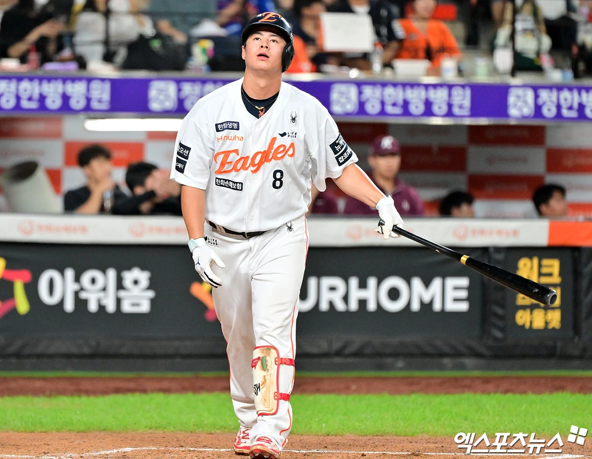 김경문 한화 이글스 감독이 극심한 타격 슬럼프에 빠진 간판타자 노시환의 2군행 결정 배경을 밝혔다. 컨디션이 좋지 않은 상태로 무리하게 출전하는 것보다는 숨을 고를 시간을 줬다는 입장이다. 김경문 감독은 14일 대전 한화생명 볼파크에서 열리는 삼성 라이온즈와의 팀 간 1차전에 앞서 '노시환은 본인 스스로 책임감도 강하고 훈련과 경기 준비도 열심히 하는 선수다. 국가대표팀 다녀온 뒤 개막 후 잘 안되니까 본인도 스트레스를 많이 받았을 것'이라고 말했다. 한화는 휴식일이었던 지난 13일 노시환을 1군 엔트리에서 말소했다. 노시환은 13경기 타율 0.145(55타수 8안타) 3타점 OPS 0.394로 최악의 부진에 빠진 뒤 2군으로 밀렸다. 엑스포츠뉴스DB