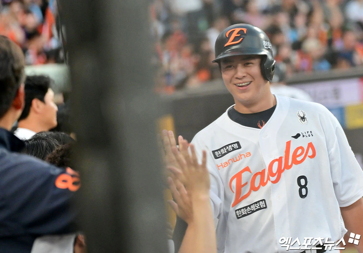 김경문 한화 이글스 감독이 극심한 타격 슬럼프에 빠진 간판타자 노시환의 2군행 결정 배경을 밝혔다. 컨디션이 좋지 않은 상태로 무리하게 출전하는 것보다는 숨을 고를 시간을 줬다는 입장이다. 김경문 감독은 14일 대전 한화생명 볼파크에서 열리는 삼성 라이온즈와의 팀 간 1차전에 앞서 '노시환은 본인 스스로 책임감도 강하고 훈련과 경기 준비도 열심히 하는 선수다. 국가대표팀 다녀온 뒤 개막 후 잘 안되니까 본인도 스트레스를 많이 받았을 것'이라고 말했다. 한화는 휴식일이었던 지난 13일 노시환을 1군 엔트리에서 말소했다. 노시환은 13경기 타율 0.145(55타수 8안타) 3타점 OPS 0.394로 최악의 부진에 빠진 뒤 2군으로 밀렸다. 엑스포츠뉴스DB