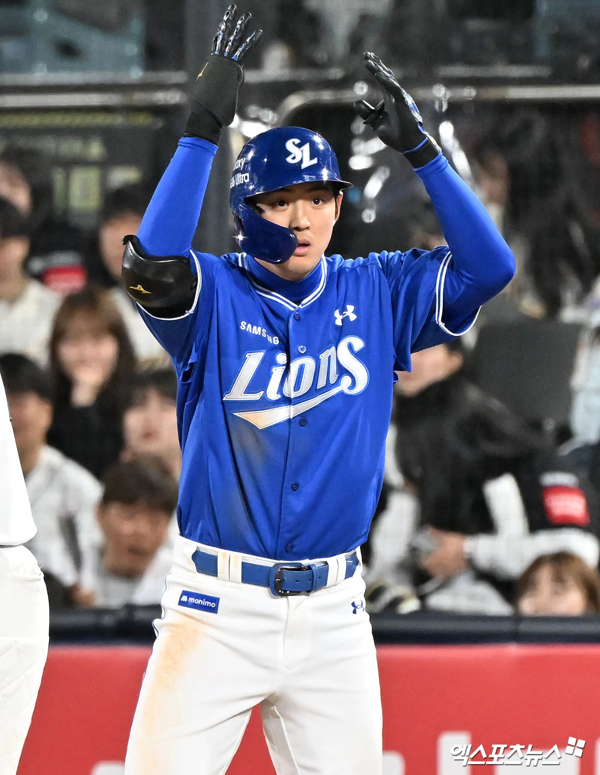 삼성 라이온즈에 또 부상 악재가 터졌다. 캡틴 구자욱이 1군 엔트리에서 말소 됐다. 삼성은 14일 대전 한화생명 볼파크에서 열리는 2026 신한 SOL KBO리그 한화 이글스와의 올해 첫 맞대결에 앞서 구자욱을 1군 엔트리에서 말소했다. 외야수 홍현빈이 2군에서 콜업, 구자욱 빈자리를 채웠다. 박진만 감독은 '구자욱이 정밀 검진에서 좌측 가슴뼈 미세골절 진단을 받았다. 마음이 너무 아프다. 가슴뼈 쪽 부상은 병원에서도 처음 보는 거라고 하더라. 현재는 선수가 통증을 느끼고 있어서 당분간 휴식이 필요한 상황'이라고 말했다. 박 감독은 구자욱의 복귀 시기도 가늠할 수 없다며 더욱 답답해 했다. 엑스포츠뉴스DB