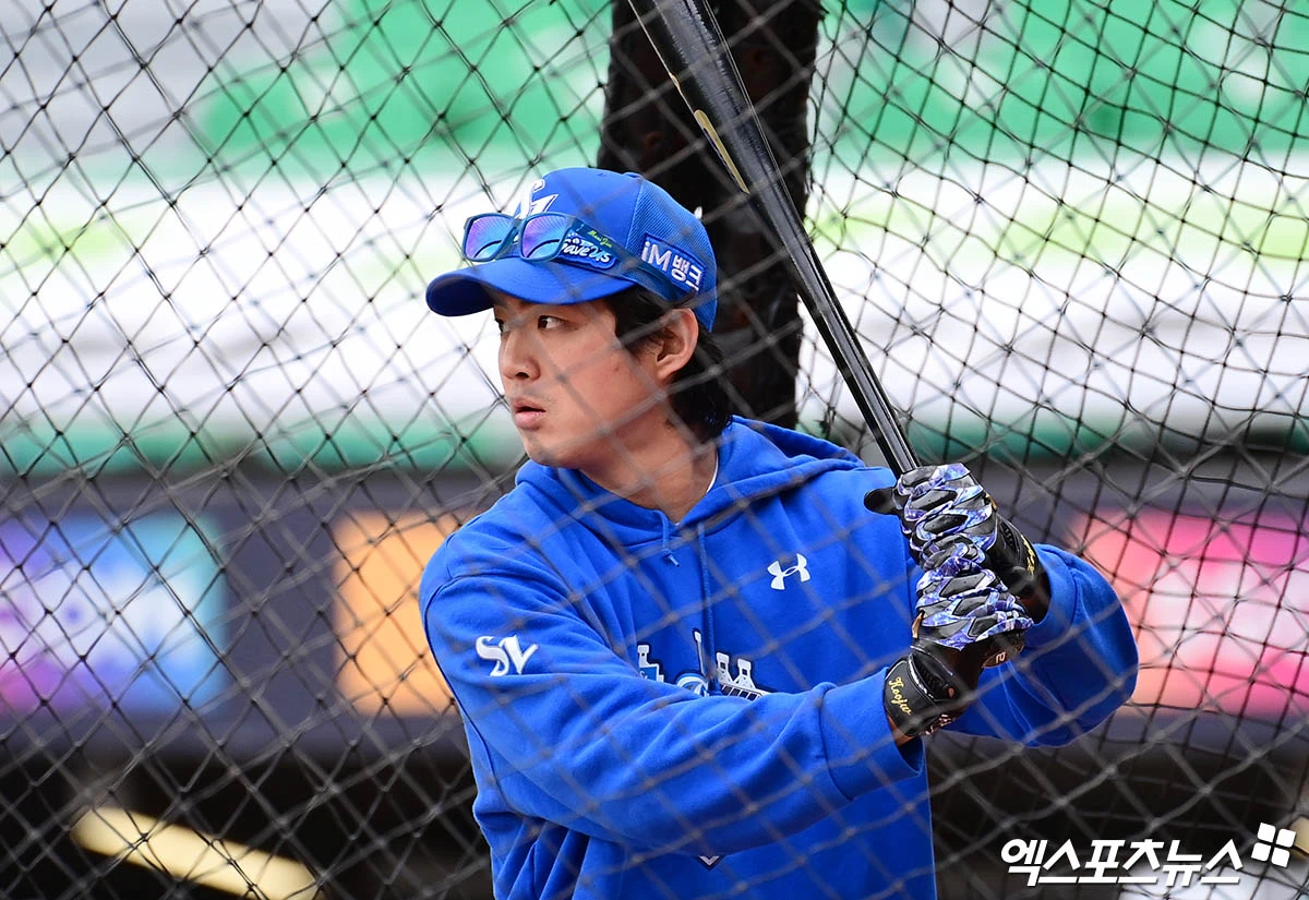 삼성 라이온즈에 또 부상 악재가 터졌다. 캡틴 구자욱이 1군 엔트리에서 말소 됐다. 삼성은 14일 대전 한화생명 볼파크에서 열리는 2026 신한 SOL KBO리그 한화 이글스와의 올해 첫 맞대결에 앞서 구자욱을 1군 엔트리에서 말소했다. 외야수 홍현빈이 2군에서 콜업, 구자욱 빈자리를 채웠다. 박진만 감독은 '구자욱이 정밀 검진에서 좌측 가슴뼈 미세골절 진단을 받았다. 마음이 너무 아프다. 가슴뼈 쪽 부상은 병원에서도 처음 보는 거라고 하더라. 현재는 선수가 통증을 느끼고 있어서 당분간 휴식이 필요한 상황'이라고 말했다. 박 감독은 구자욱의 복귀 시기도 가늠할 수 없다며 더욱 답답해 했다. 엑스포츠뉴스DB