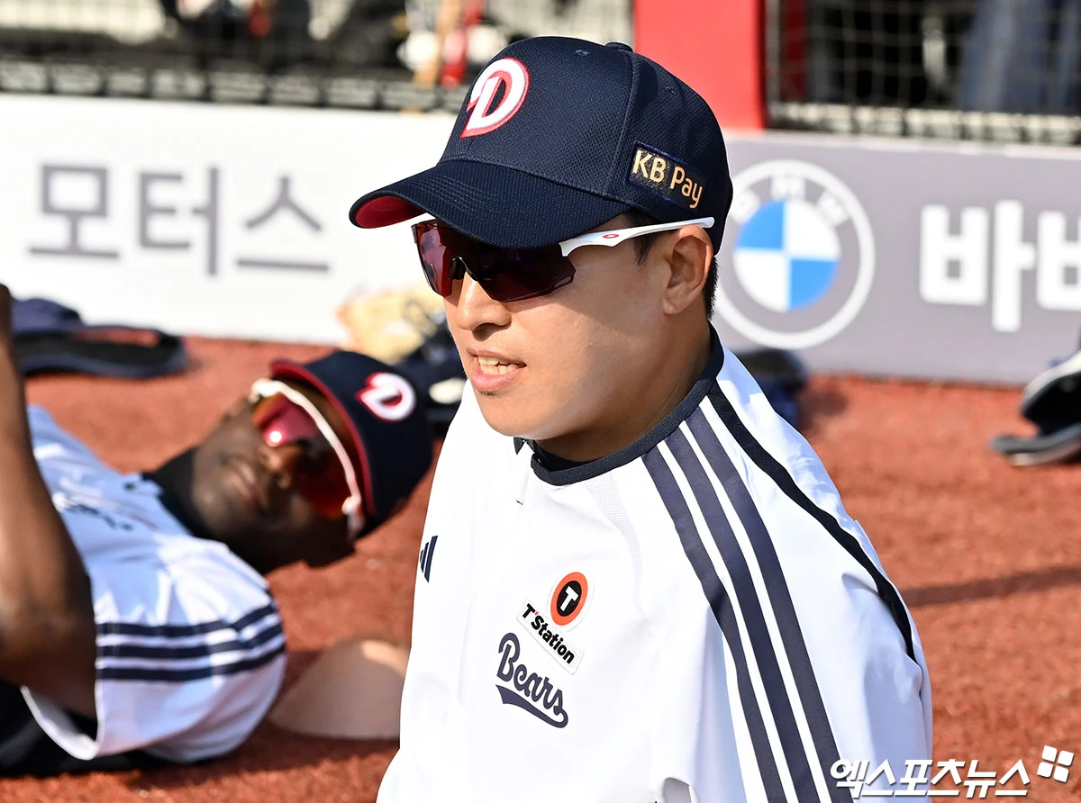 두산 베어스가 트레이드로 데려온 베테랑 외야수 손아섭을 곧바로 1군 등록 뒤 지명타자 선발로 기용한다. 두산은 14일 한화 이글스와 외야수 손아섭을 받고 현금 1억 5000만원과 투수 이교훈을 내주는 트레이드를 단행했다. 두산이 손아섭 트레이드를 먼저 타진했고, 시즌 초반 극심한 불펜진 불안을 겪은 한화가 반대급부로 투수를 요구했다. 두산은 1군이 아닌 퓨처스리그에서 계속 뛰고 있었던 좌완 이교훈을 한화에 넘겨주기로 결단했다. 또 현금 1억 5000만원을 더 지급하면서 손아섭 빅딜이 완성됐다. 손아섭은 트레이드 당일 열리는 인천 SSG전에 손아섭을 2번 지명타자 선발로 넣었다. 인천, 김한준 기자